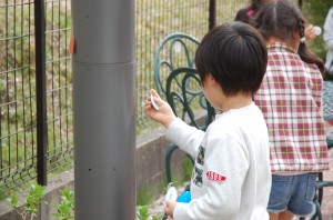 庭でイースターの卵探し（小学校低学年・こども英会話）