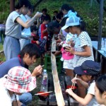 They cut apart some bamboos from mountains, and let some clean water run through it to carry “so-men” noodles --- a nice summer way to savor the noodles.