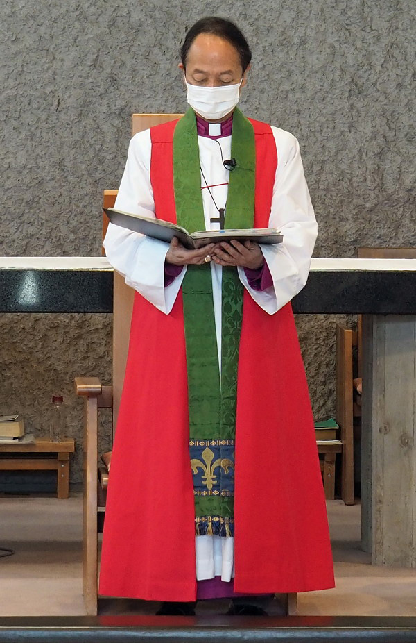 前回の主教巡回　コロナ禍マスクを着用されている高橋教区主教のお写真。