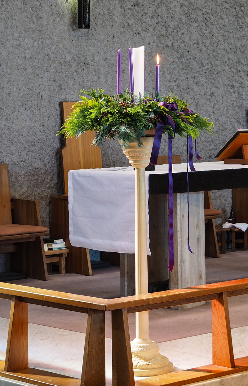 降臨節の祭壇に置かれたアドベント・クランツの写真