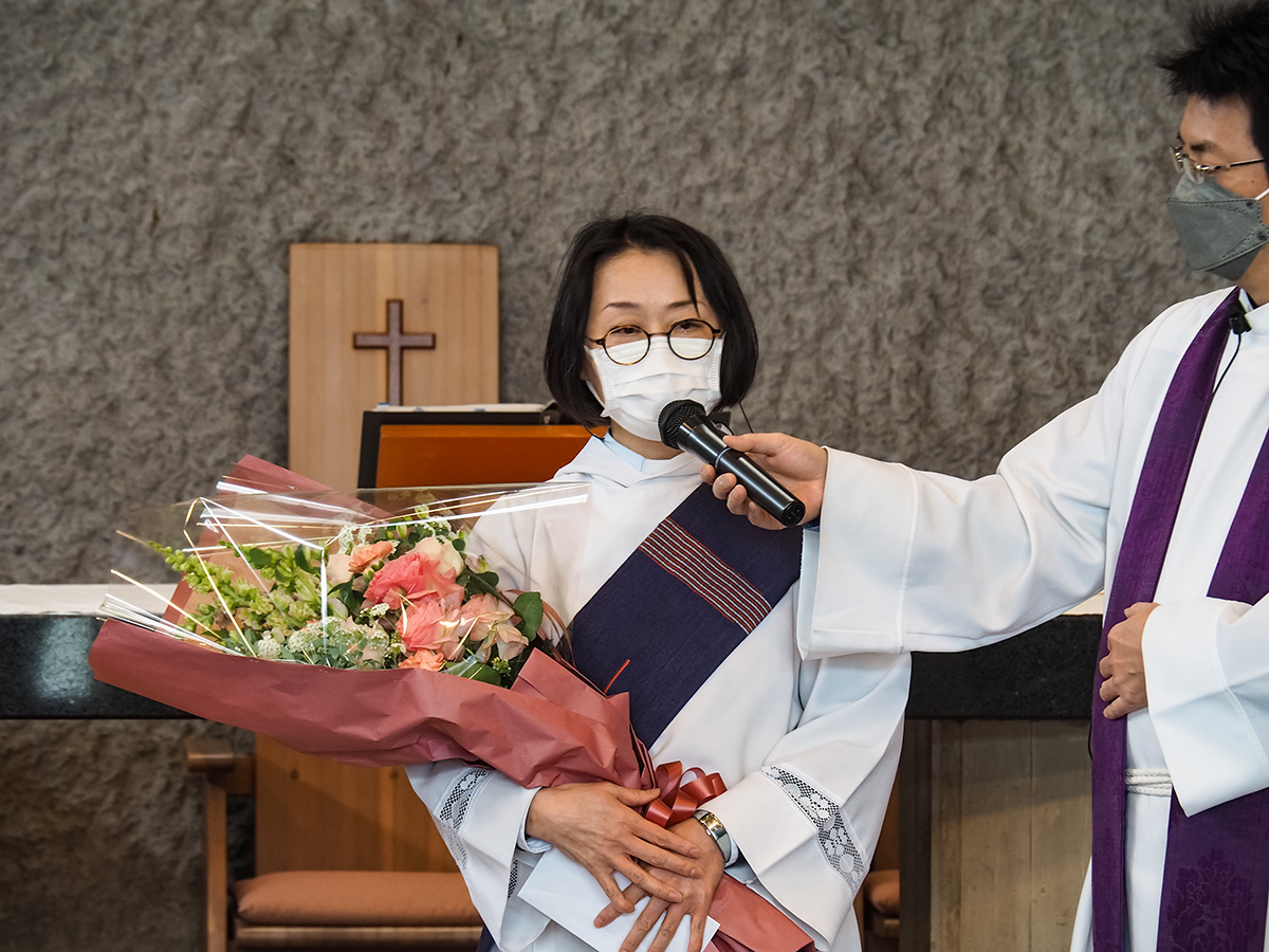 聖職按手式が執行される神田キリスト教会聖堂内の写真