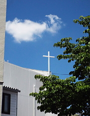 十字架と白い雲