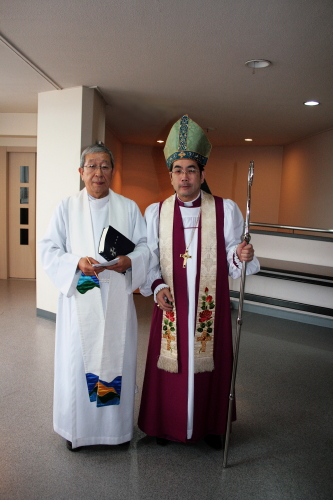 主教と前田司祭