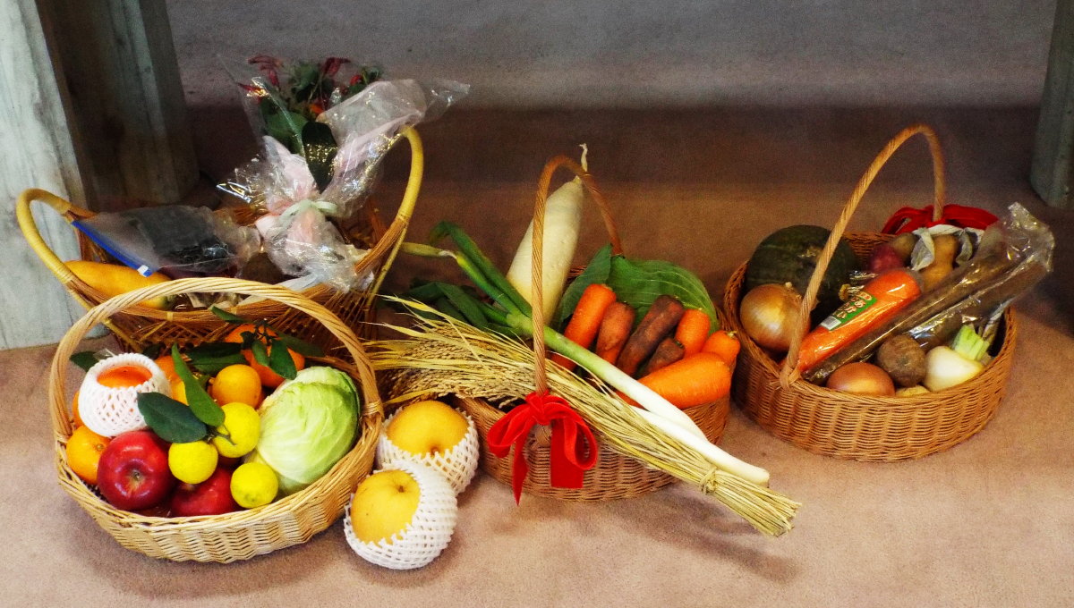 祭壇に供えられた野菜や果物の写真