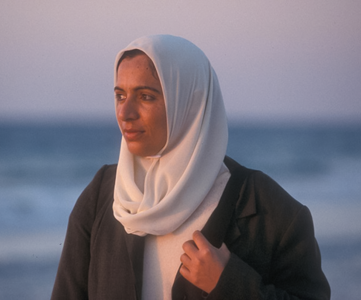 映画『ガーダ　パレスチナの詩』の場面。ガーダが遠くを見つめて物思いにふけっている。