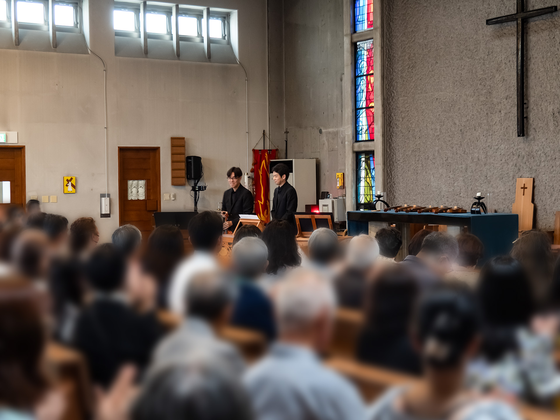 会場いっぱいのの聴衆と演奏者