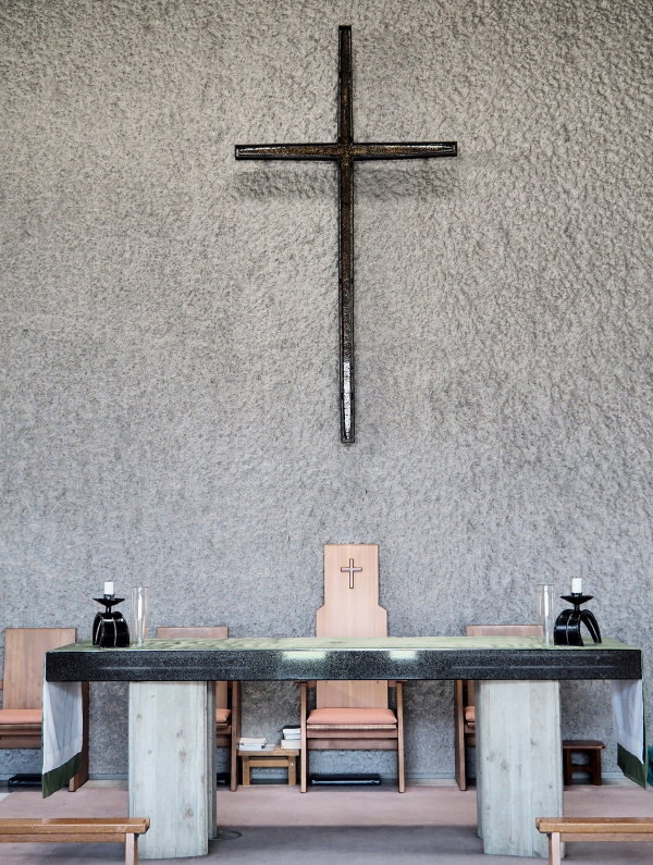 正面祭壇、聖卓と十字架