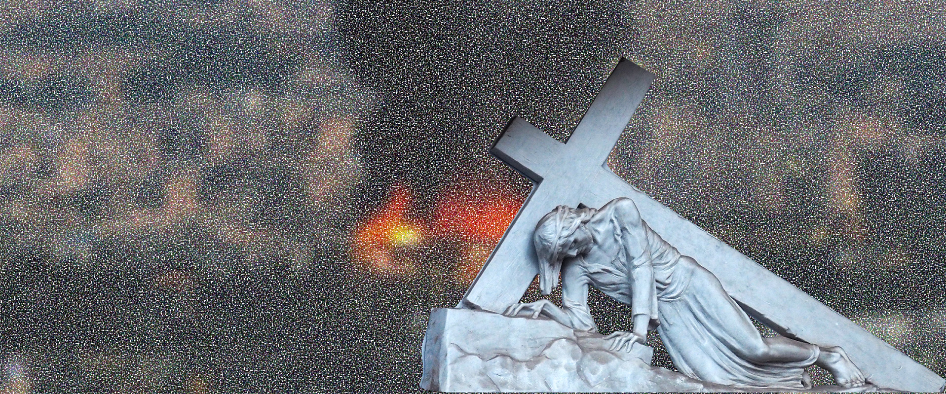 イスラエル・アメリカ軍の爆撃さらされるイランの都市と、エルサレム旧市街の「悲しみの道」・十字架の道行き第3留にある、「主イエス、初めて倒れられる」のレリーフを合成した写真