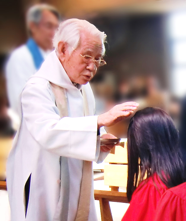 子どもを祝福する福沢司祭