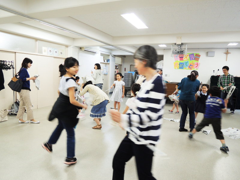 先生と一緒に遊ぶ子どもたち