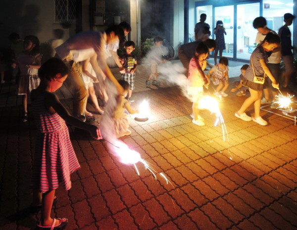 お泊まり会、花火をしている写真