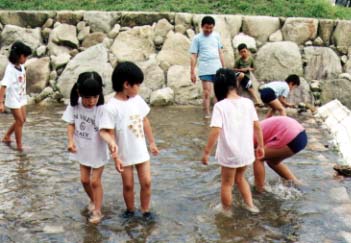 子ども　裸　キャンプ 
