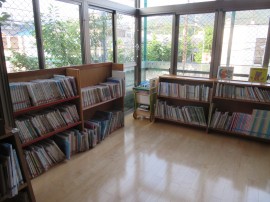 2階　サンサンルーム（図書室）