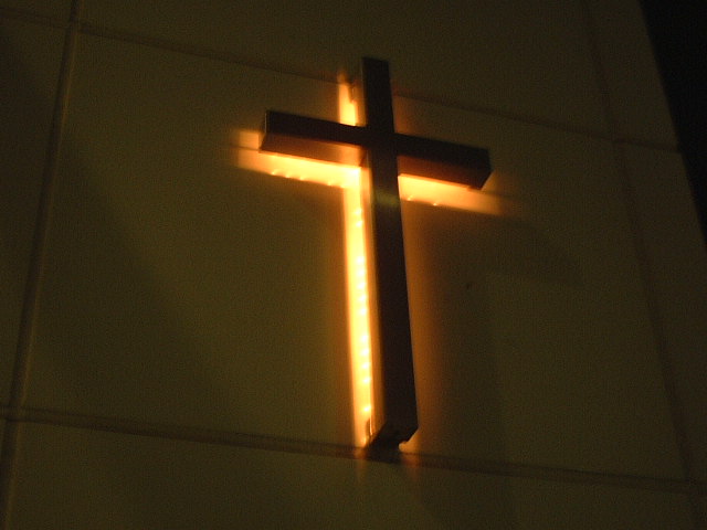 教会の玄関の十字架