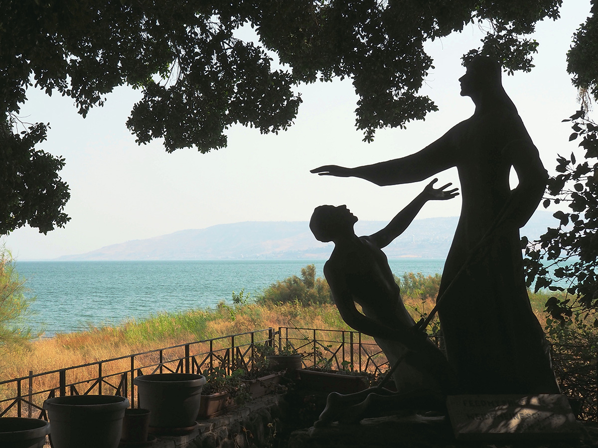 ガリラヤ湖畔の主イエスとペトロ像