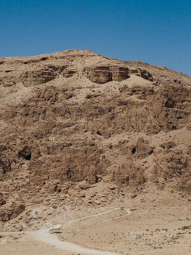 クムラン遺跡の背後の断崖と洞窟