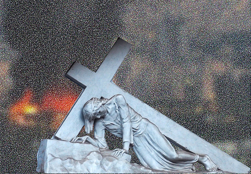 イスラエル・アメリカ軍の攻撃に曝されるイランの街と、エルサレム旧市街「悲しみの道」にある、十字架の道行き第3留「主イエス、初めて倒れられる」のレリーフの合成写真