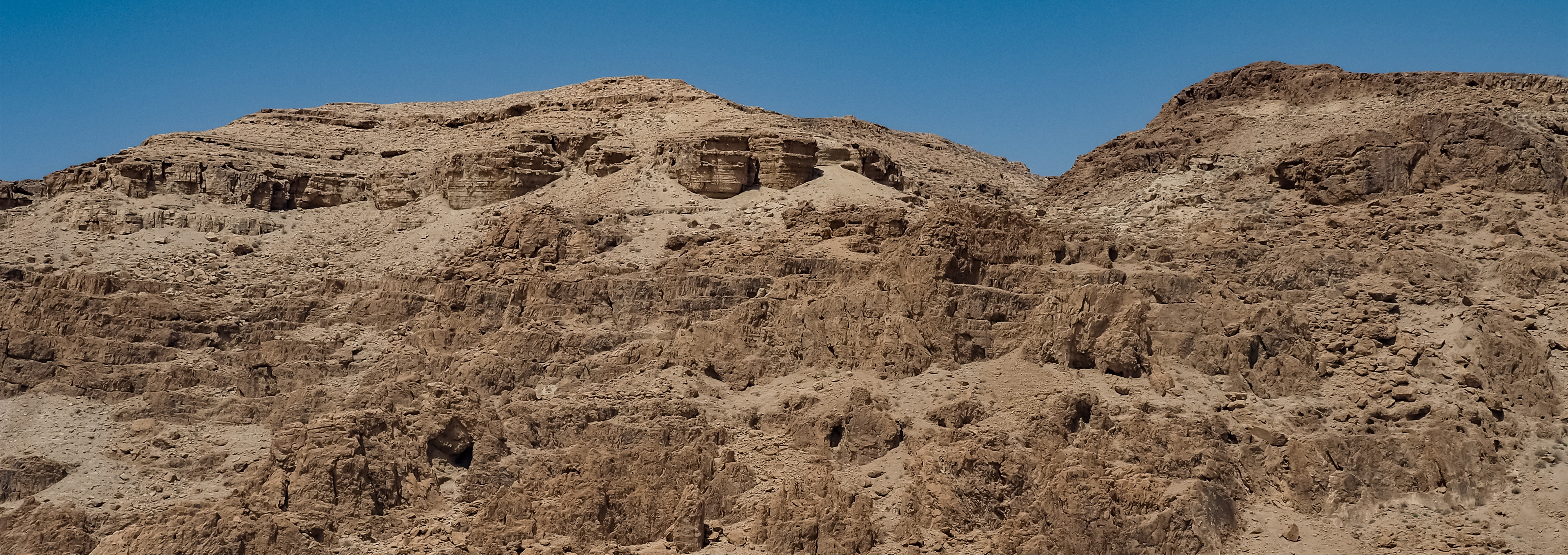 クムラン遺跡西側の断崖と洞窟