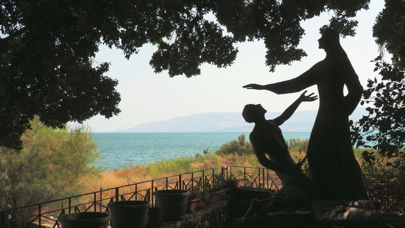 ガリラヤ湖畔の復活された主イエスとペトロの像