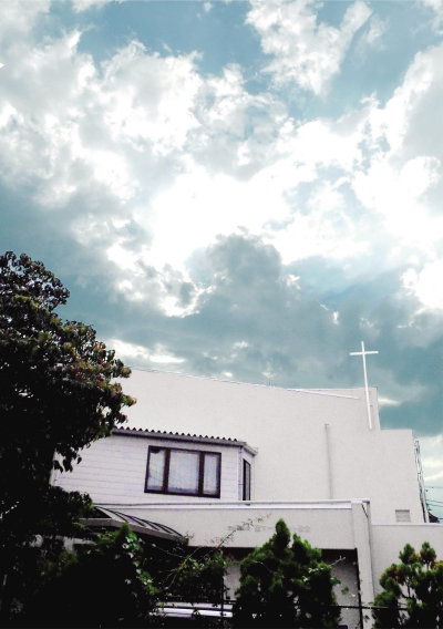 雲間から光を受ける教会