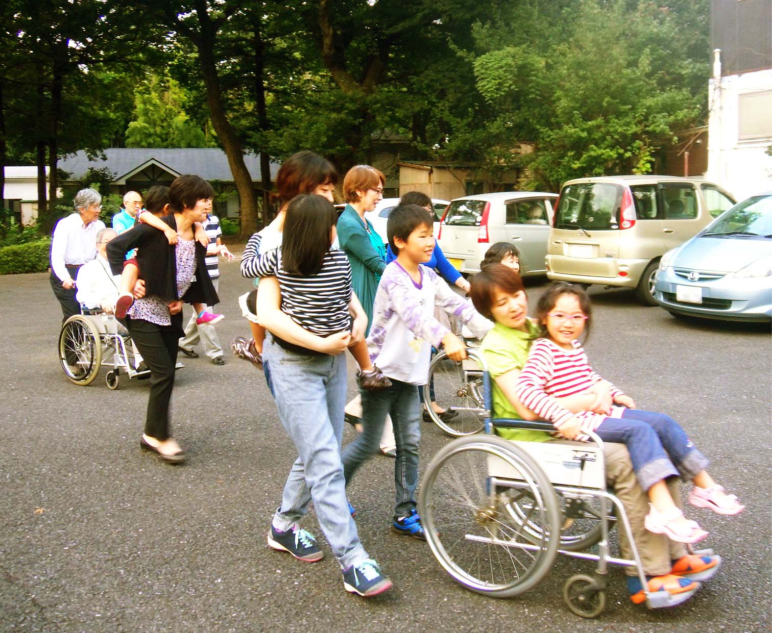 車いす体験講習会の写真。子どもたちも参加して楽しそうです。