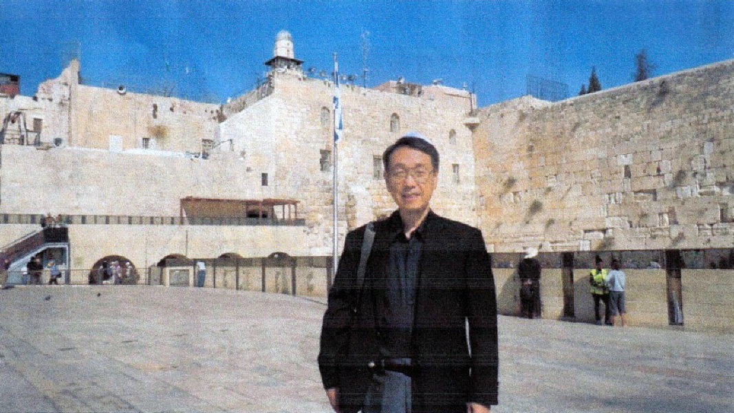 エルサレム旧市街の嘆きの壁の前に立つ岩浅紀久さんの写真
